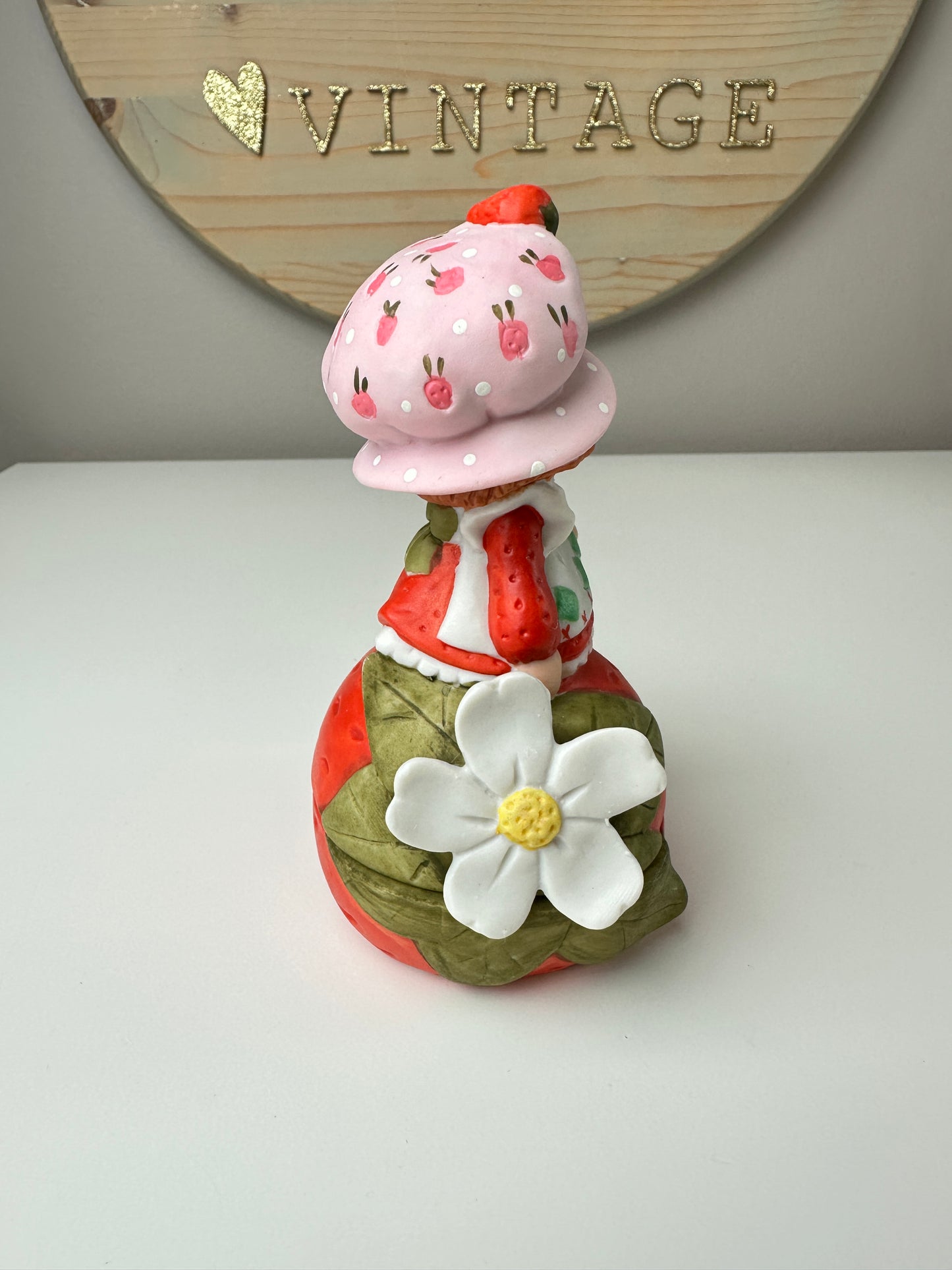 1981 Strawberry Shortcake Sweet Treasures Porcelain Trinket Box