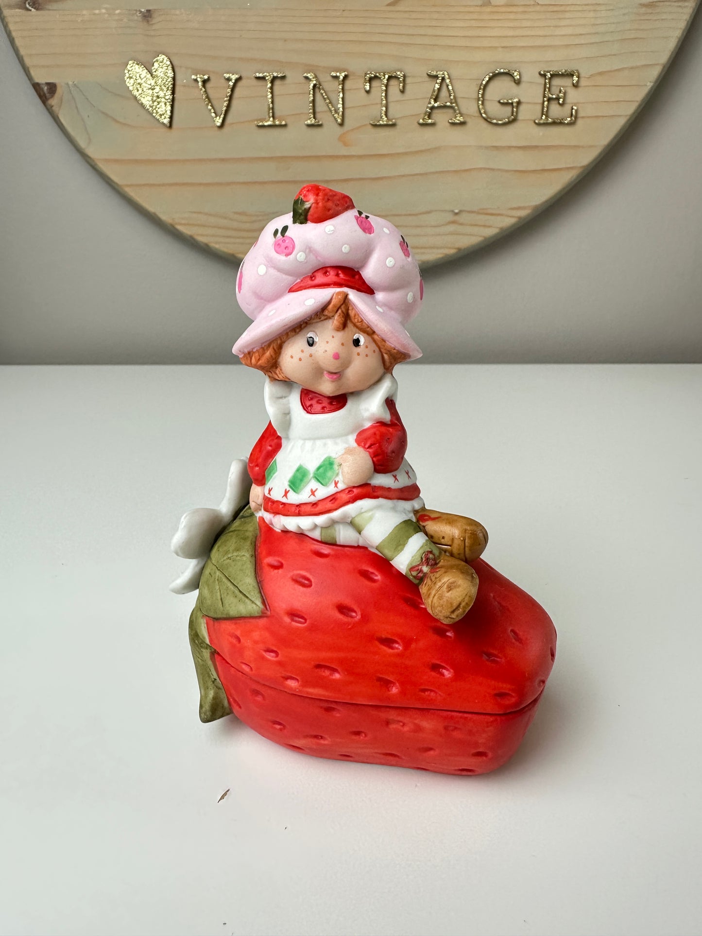 1981 Strawberry Shortcake Sweet Treasures Porcelain Trinket Box