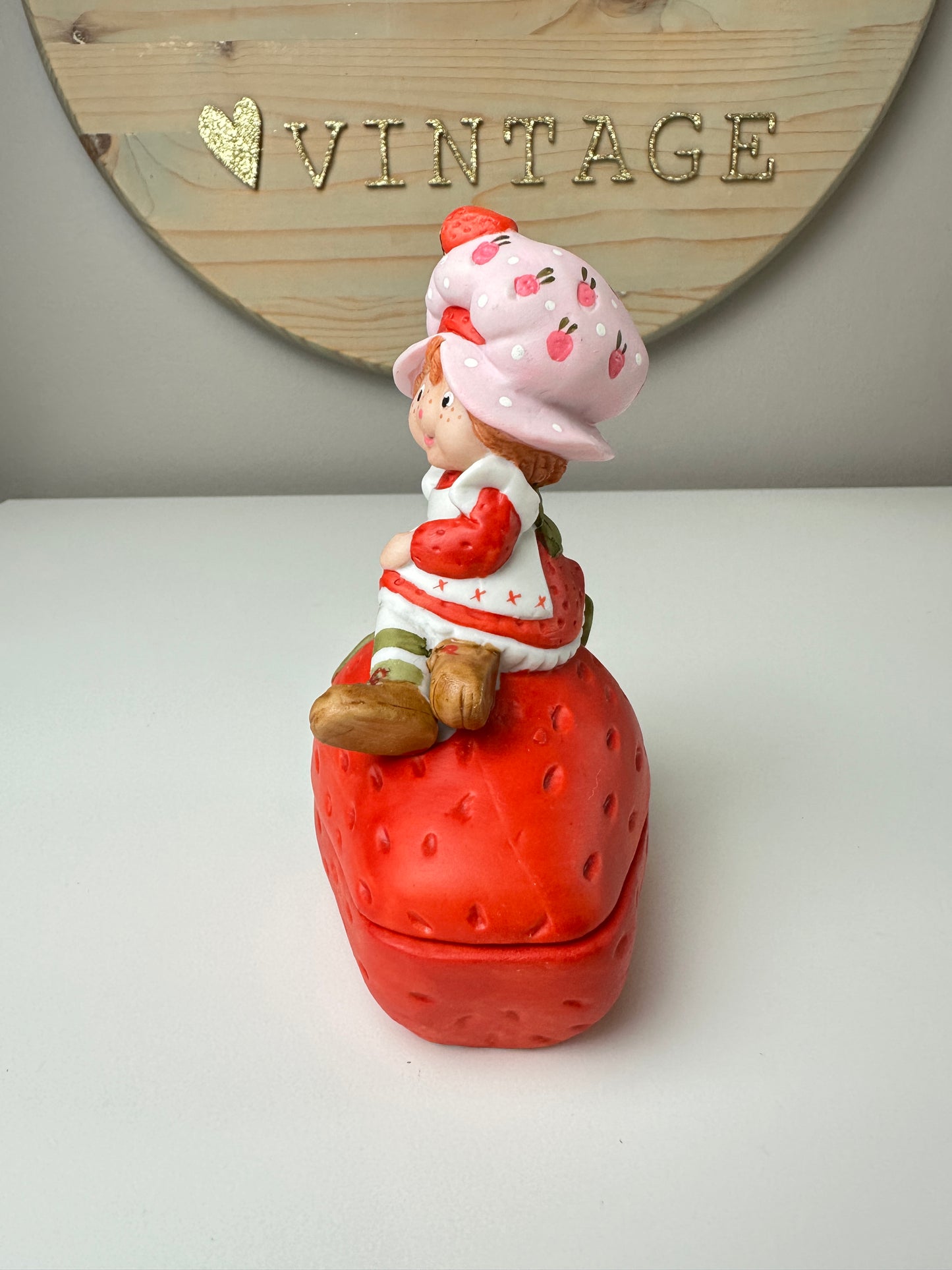 1981 Strawberry Shortcake Sweet Treasures Porcelain Trinket Box